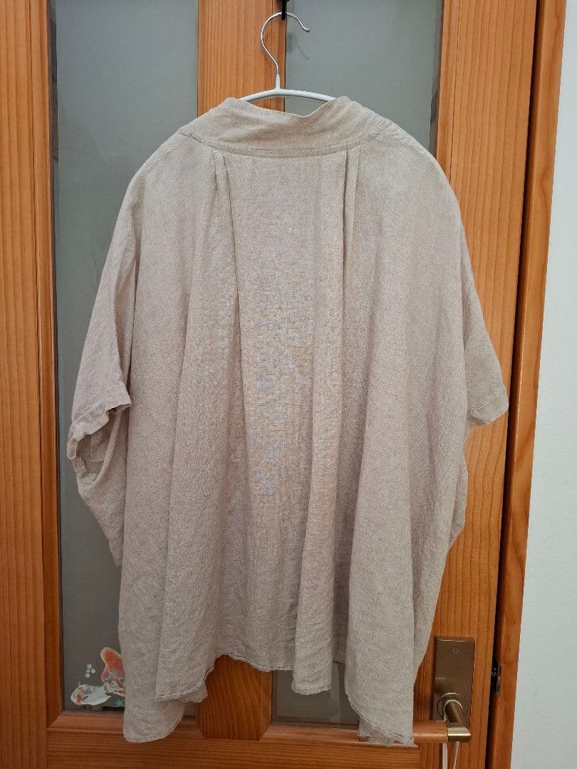 ARGUE ベージュ Vネック 半袖シャツ