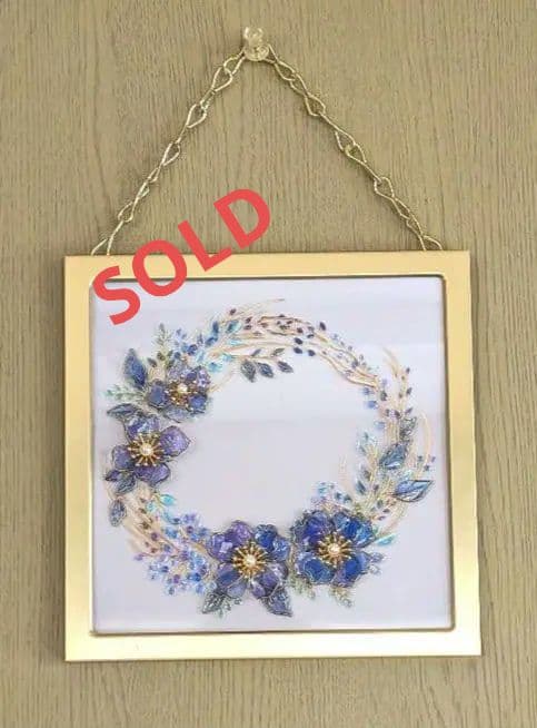 ワイヤーレジンアート『青い花のリース』壁掛け　オマケ台紙付き　ステンドグラス風