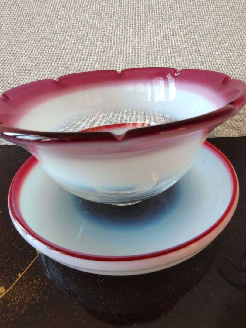 甲*】様 赤べり乳白暈し中鉢と受け皿