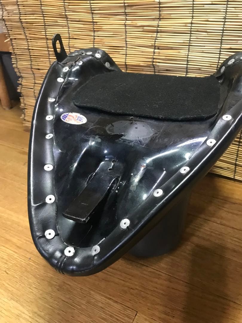 ハーレー ラペラ　シート