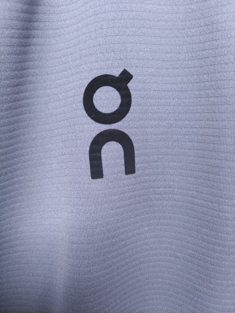 美品　オン　クライメイトジップフーディ　ライトパープル　メンズ