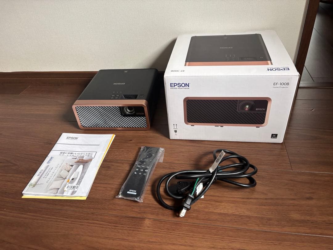 明るい国産プロジェクター エプソン EF-100B 最大2000ルーメン美品