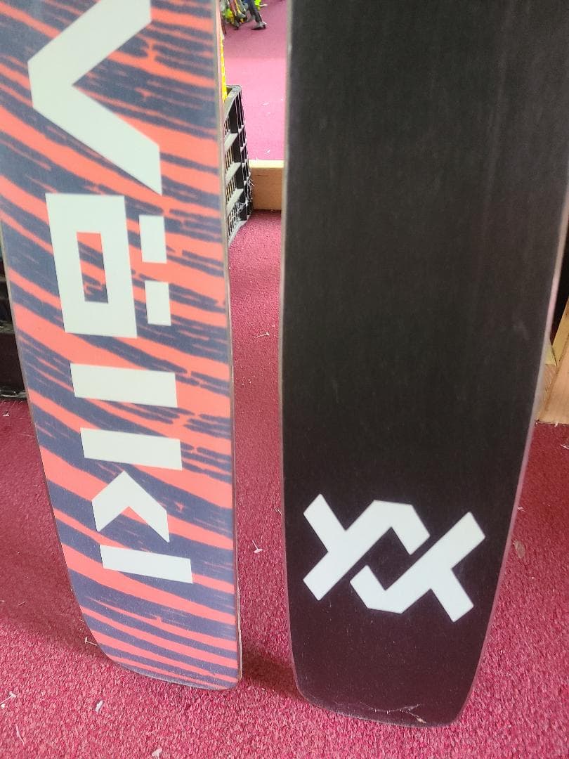 191 VOLKL REVOLT 121 + KINGPIN 13 + シール