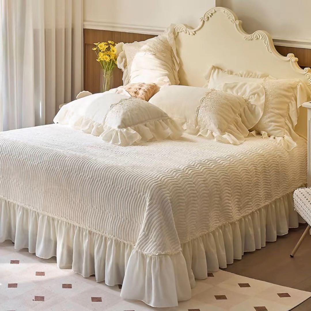 クリーム色フリル付きキングカバーセット