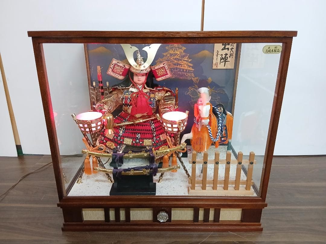 五月人形「若大将 出陣」喜月作 ガラスケース入り 9号 オルゴール、ライト付き