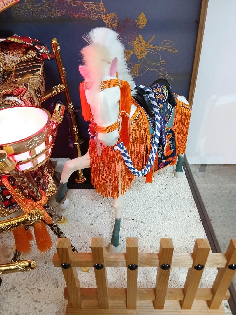 五月人形「若大将 出陣」喜月作 ガラスケース入り 9号 オルゴール、ライト付き