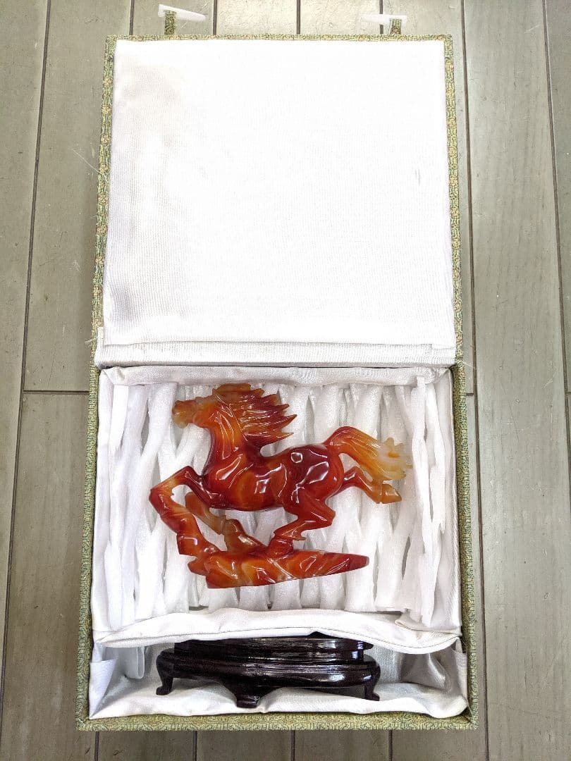 【中国高級美術】赤瑪瑙 飛ぶ馬の置物 台座付 箱付き 鑑賞