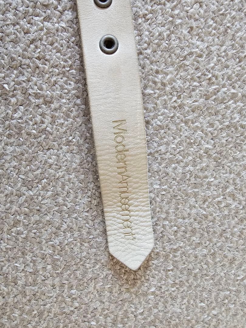 モダンアミューズメント スタッズレザーベルト ホワイト 白