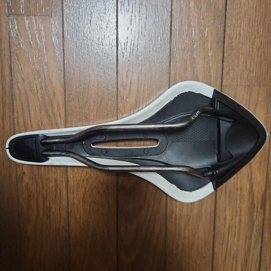 フィジーク アリオネ R3 OPEN kiumレール forスネーク サドル