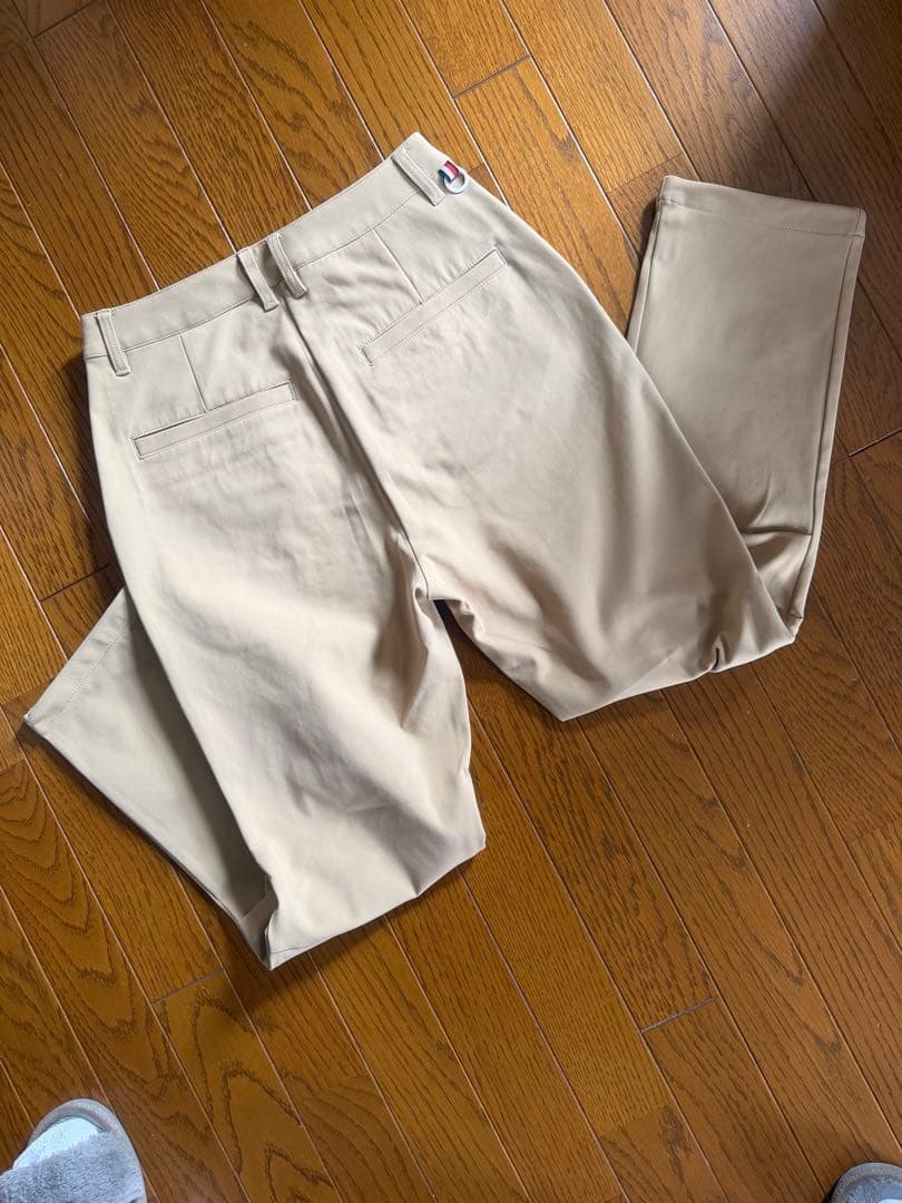 レディース、ゴルフパンツ ベージュ刺繍ロゴ、新品タグ付き！