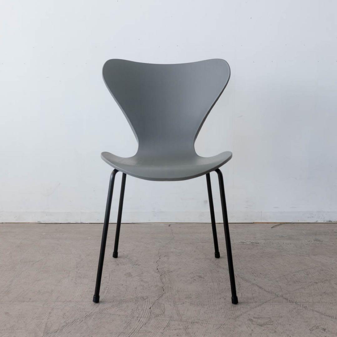 グレーのアーチ型ダイニングチェア