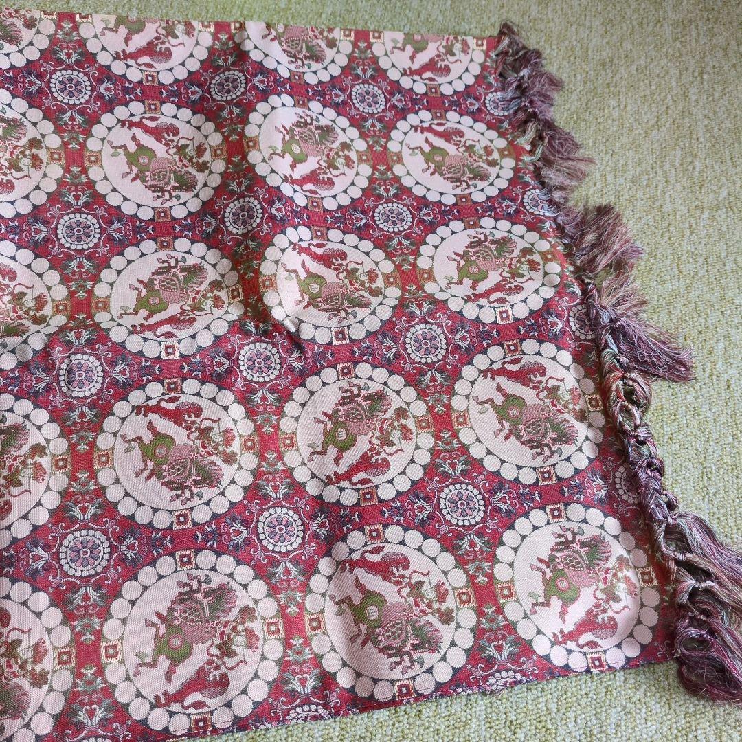 テーブルクロス 赤と白の円形パターン