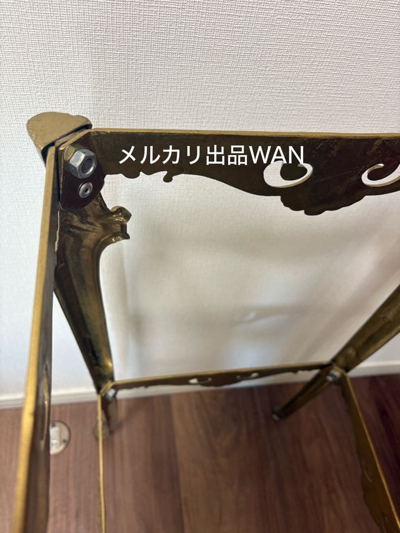 装飾的な金色ラック／コンソール