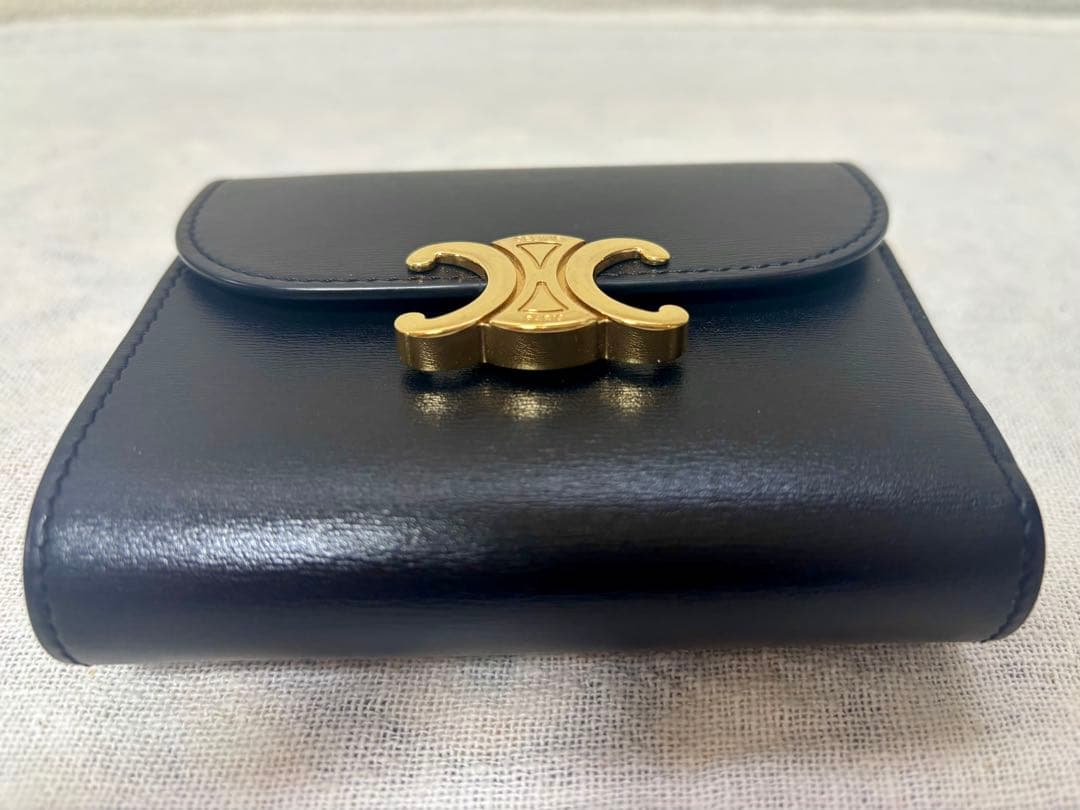 セリーヌ スモール フラップウォレット トリオンフ シャイニーカーフスキン 黒