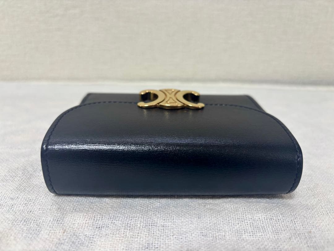 セリーヌ スモール フラップウォレット トリオンフ シャイニーカーフスキン 黒