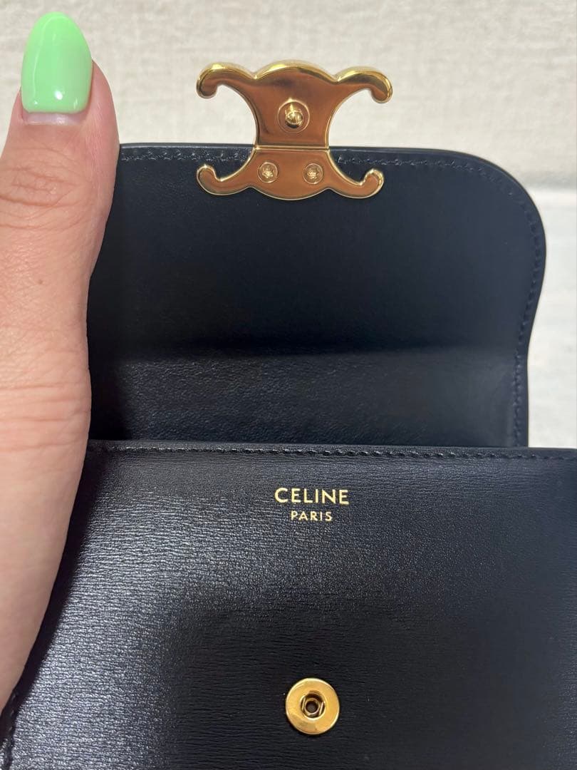 セリーヌ スモール フラップウォレット トリオンフ シャイニーカーフスキン 黒