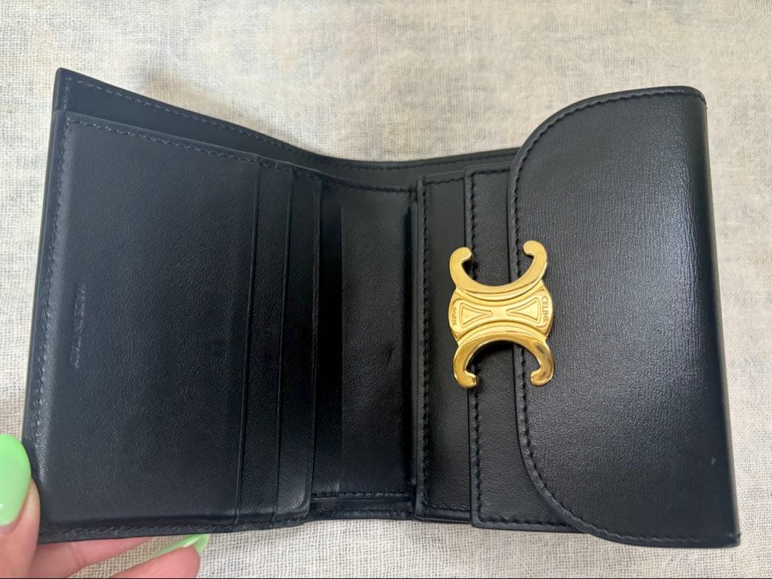 セリーヌ スモール フラップウォレット トリオンフ シャイニーカーフスキン 黒