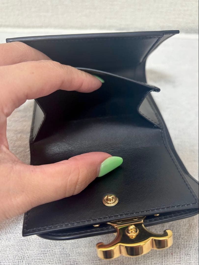 セリーヌ スモール フラップウォレット トリオンフ シャイニーカーフスキン 黒