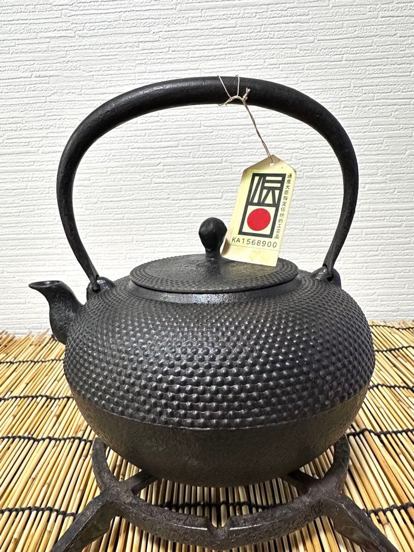 未使用品、タグ付　南部虎山工房前田知行造　１２型　南部鉄瓶　南部鉄器　鉄瓶