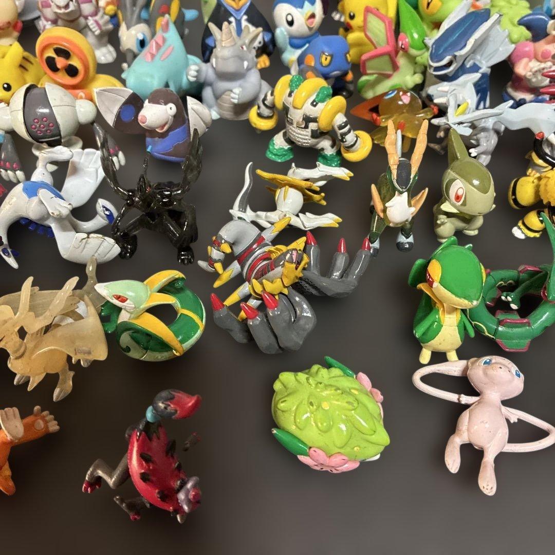 ポケモン フィギュア 約100体と、古いポケモンカード