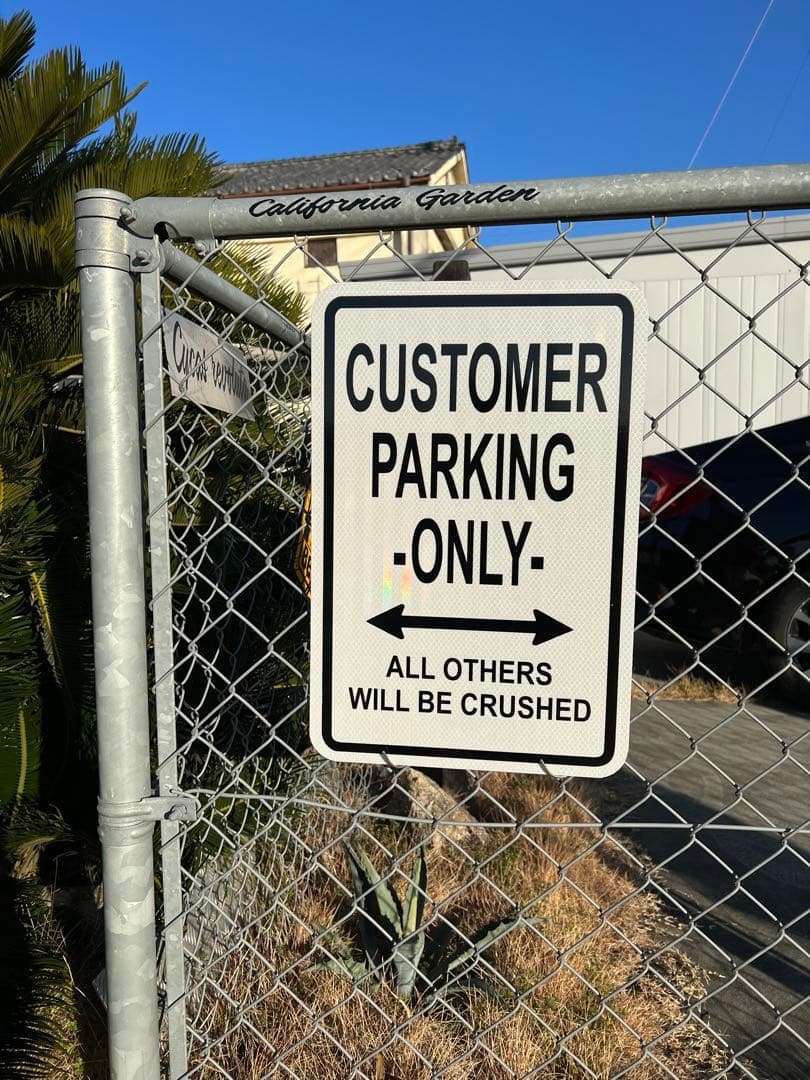 customer parking only ロードサイン