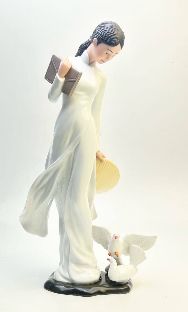 陶器製女性フィギュア 伝統衣装