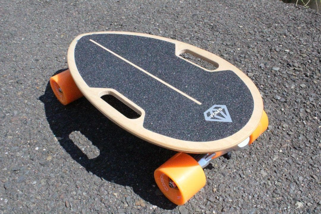 新品 電動スケ―ドボード わずか3.3KGコンパクトボディ モバイル リモコン付