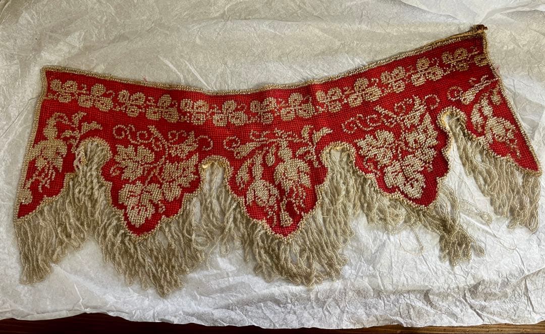 アンティークの赤とシルバーの花柄ビーズ 刺繍　ハンドメイド