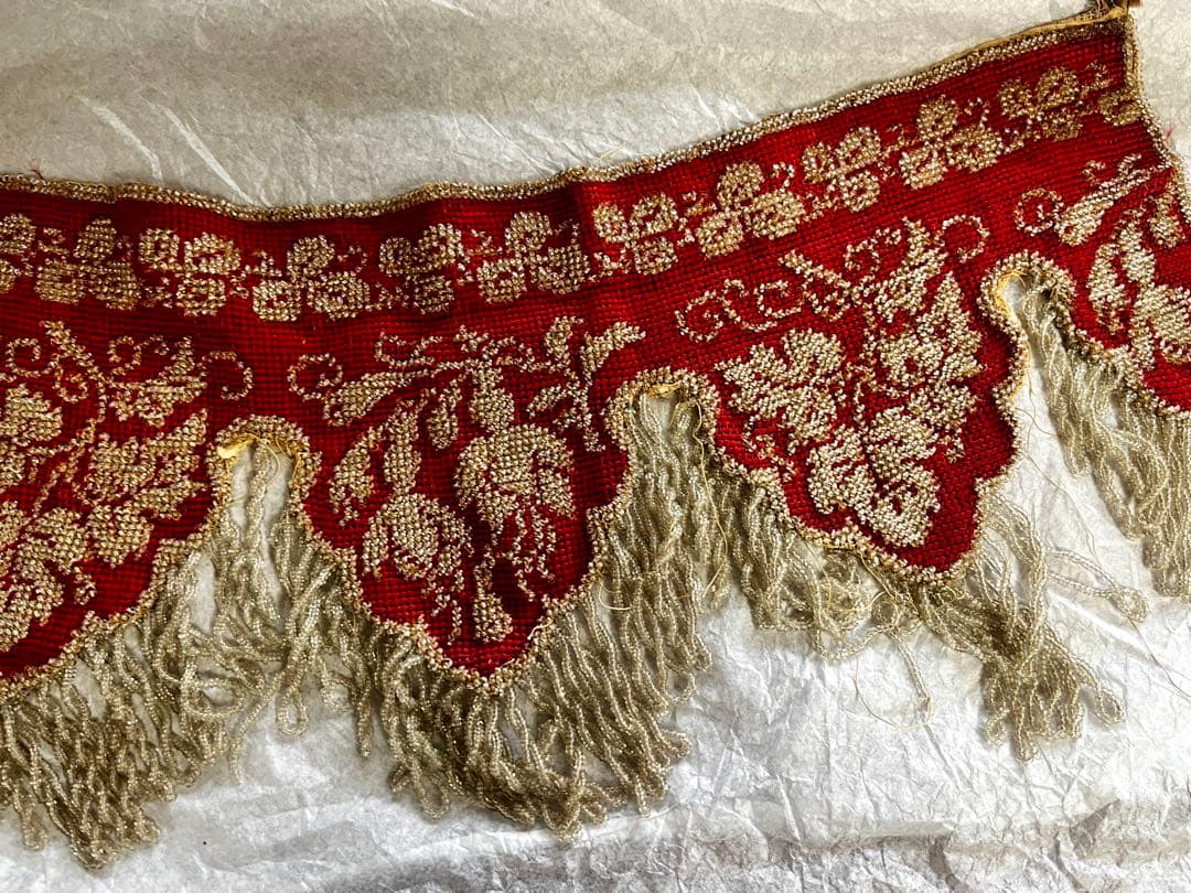 アンティークの赤とシルバーの花柄ビーズ 刺繍　ハンドメイド