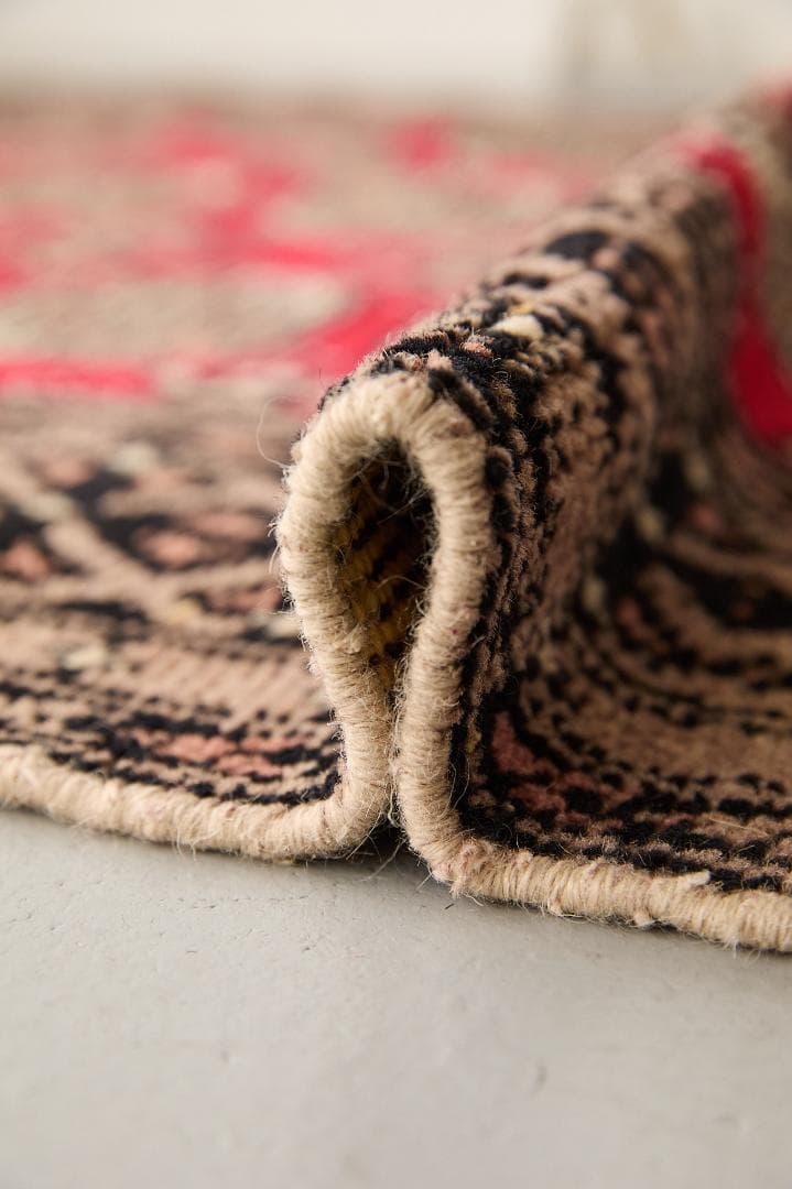 ヴィンテージラグ　トライバルラグ　パキスタン産（174×122cm）赤　ベージュ