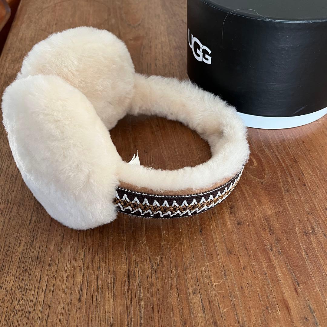 UGG クリーム色ファーイヤーマフ刺繍
