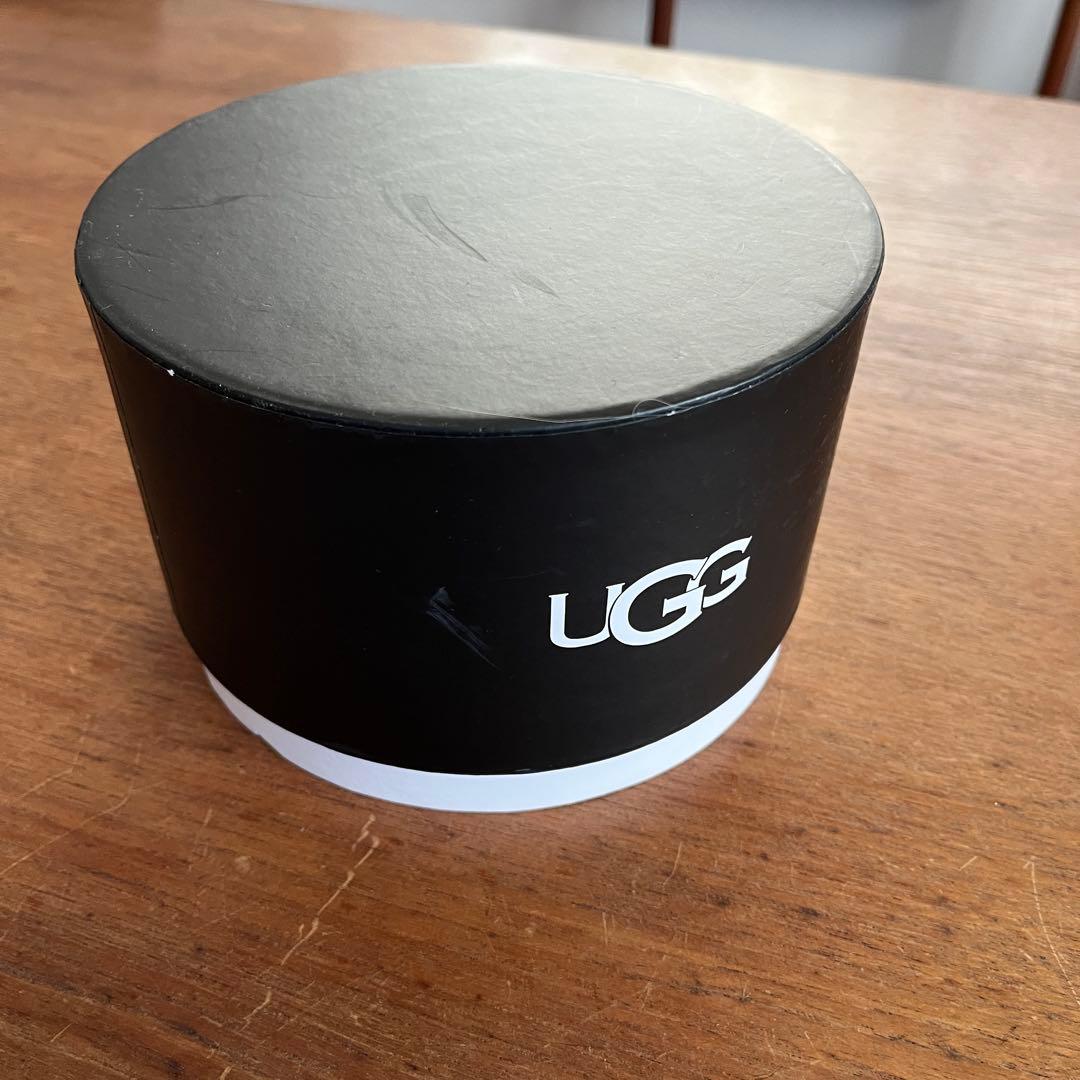 UGG クリーム色ファーイヤーマフ刺繍