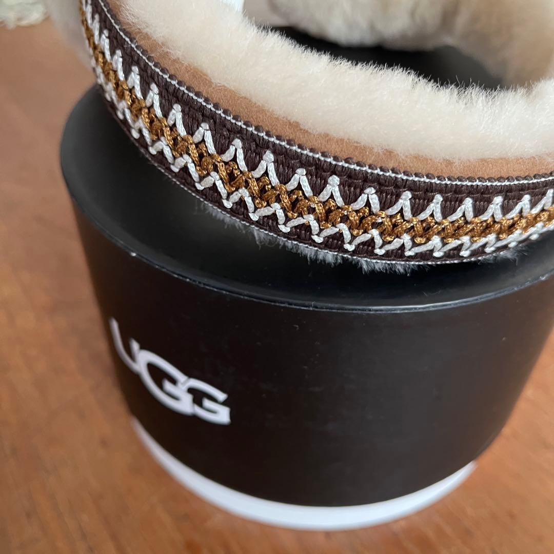 UGG クリーム色ファーイヤーマフ刺繍