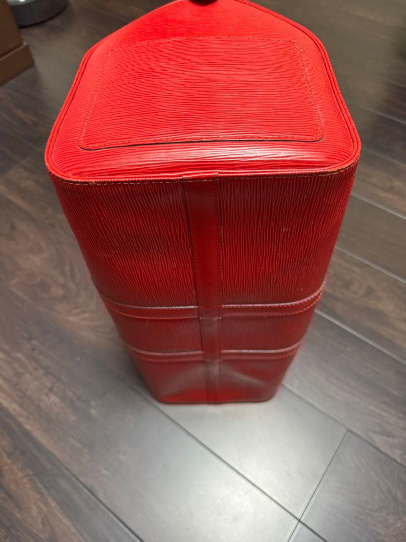 ルイヴィトン エピ レザー 赤 バッグ