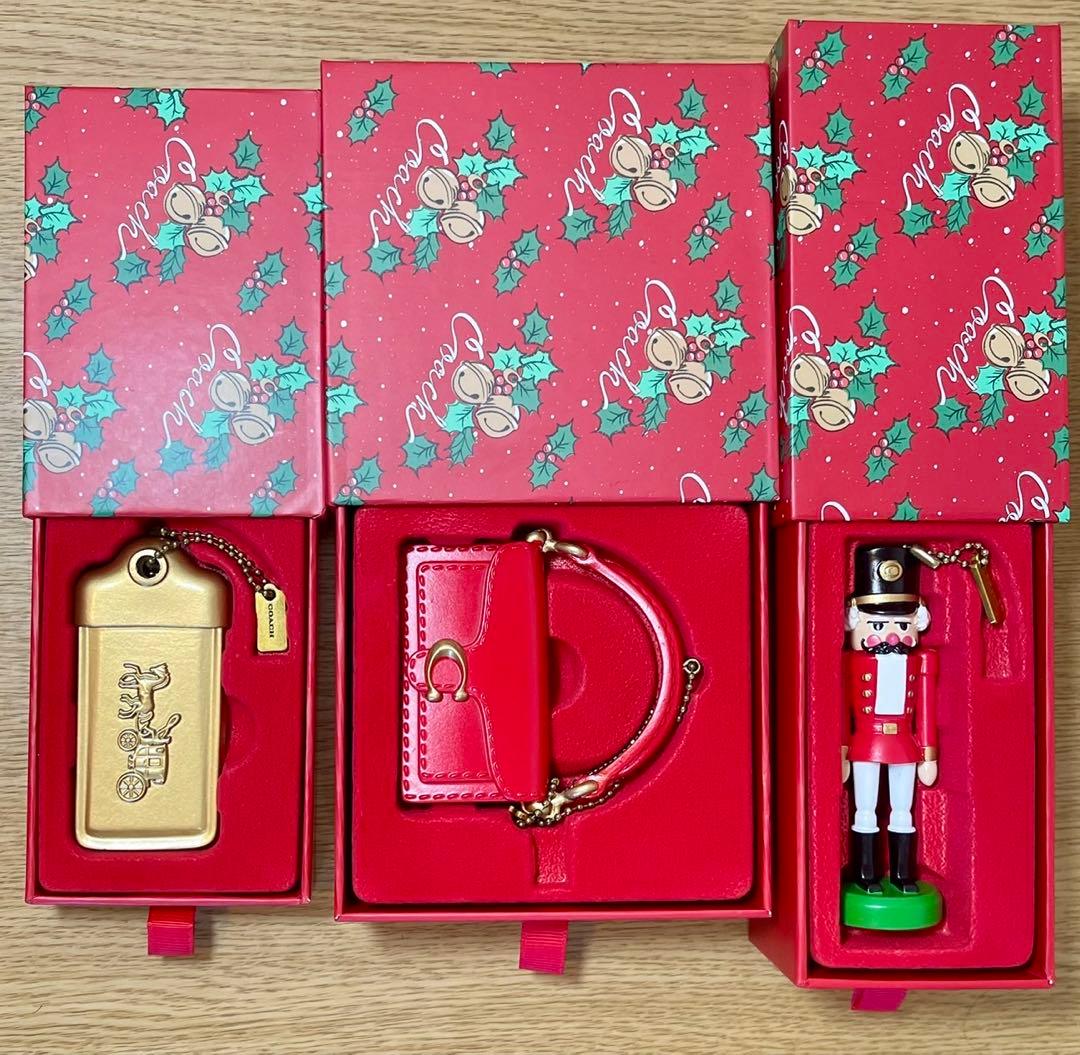 COACHノベルティ　クリスマス限定オーナメント、キーホルダー、チャーム3点