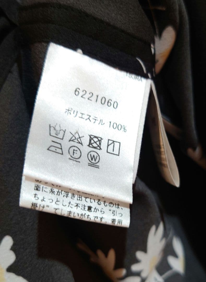 Reneルネ 花柄フリル襟半袖ブラウス 黒