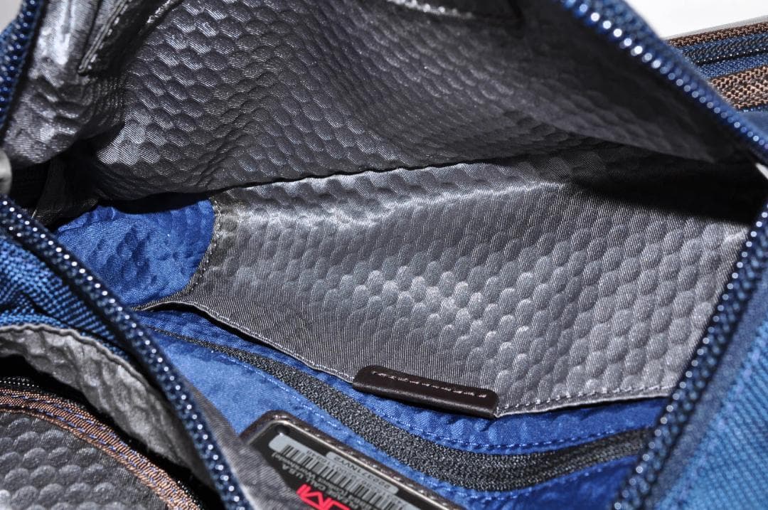 美品 TUMI トゥミ アルファブラボー メッセンジャーバッグ ショルダー　２