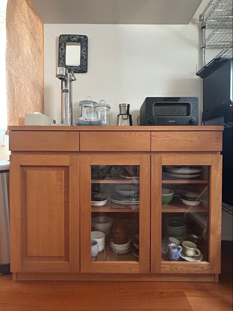 オーダーメイドの木製食器棚 ガラス扉付き