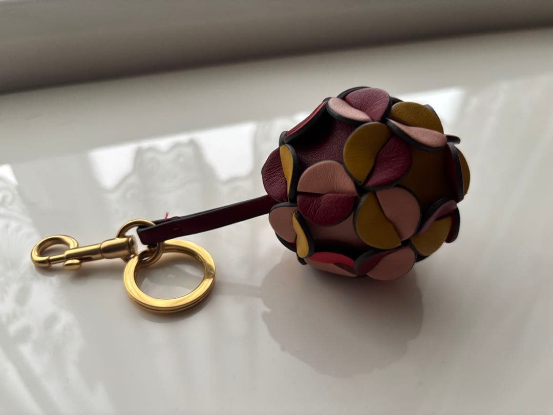 マルチカラー レザー 花びらモチーフ キーホルダー