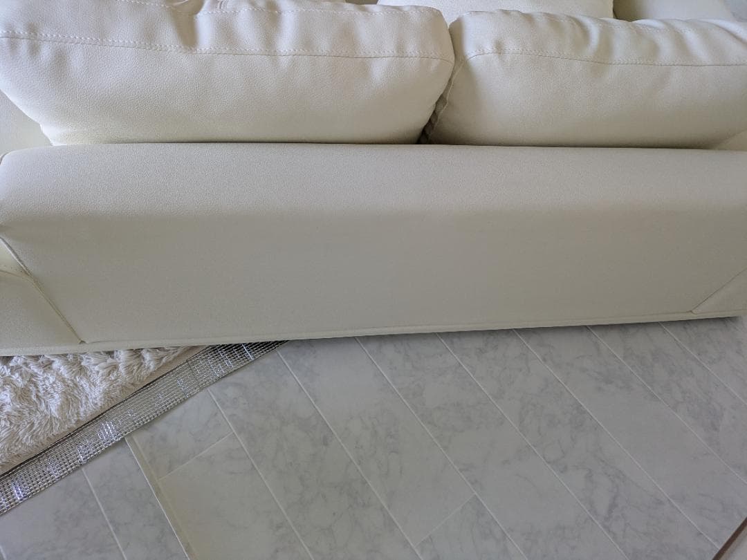 ✨超美品可愛いおしゃれなアイボリーホワイトレザーロウソファークッション2つ付き✨