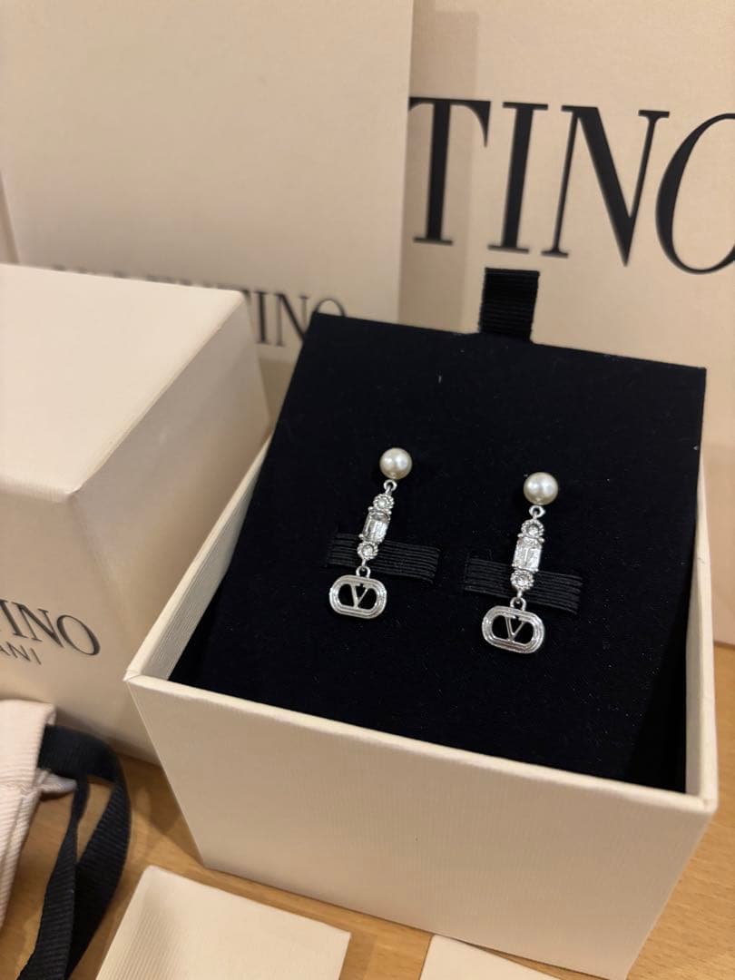 お値下げしました♡VALENTINO♡メタルパールスワロフスキークリスタルピアス