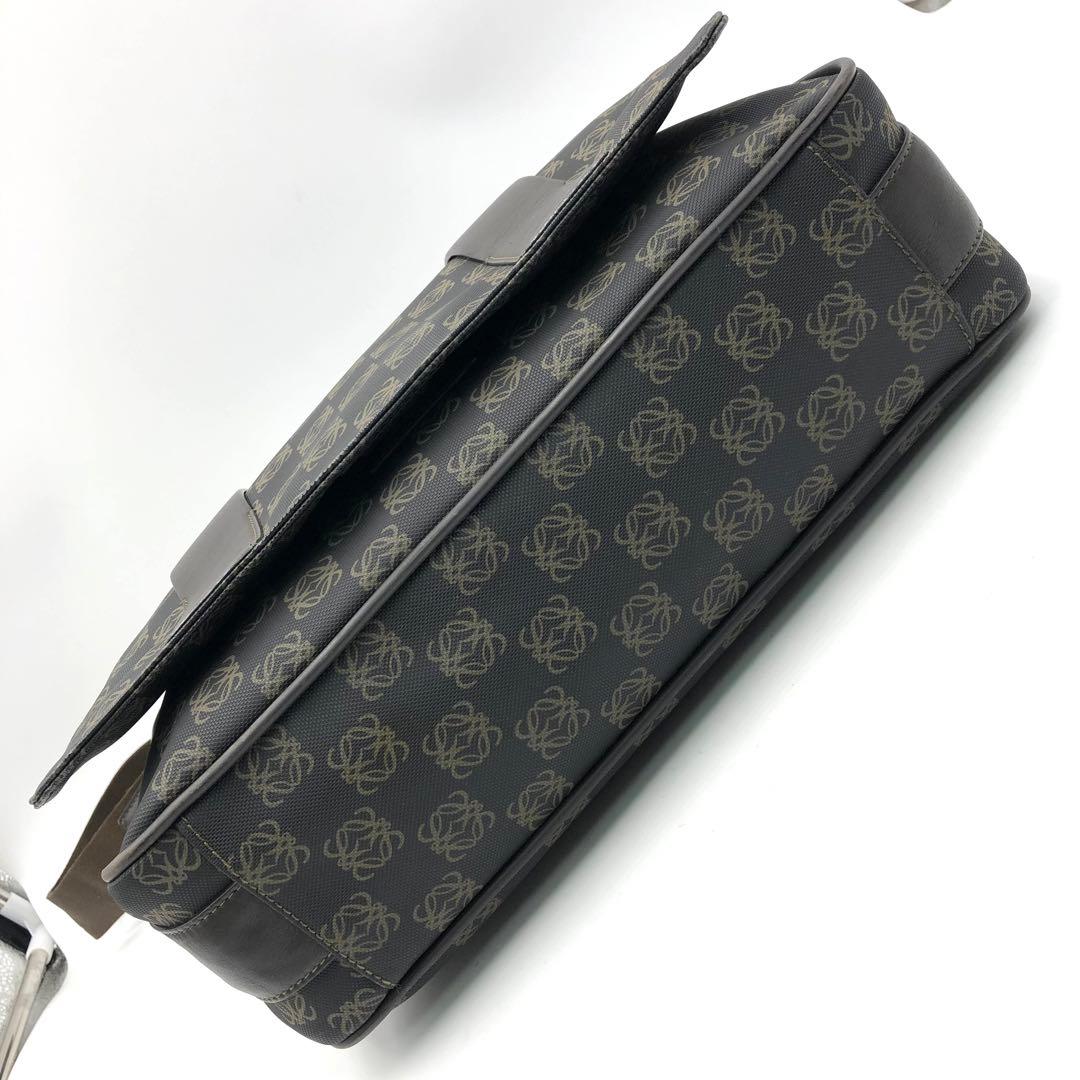 極美品 ロエベ アナグラム メッセンジャーバッグ A4 PVC レザー 焦茶