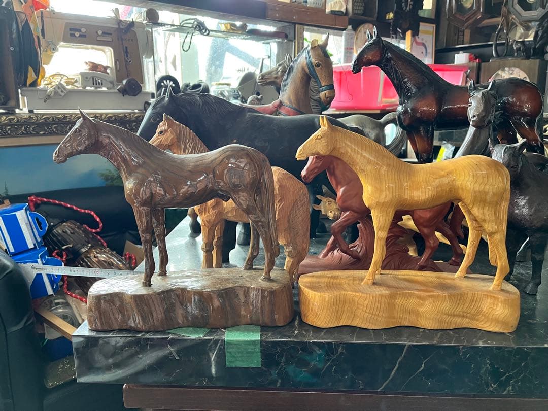 馬の一刀彫り、一位一刀彫、土台付き一刀彫り馬、飛騨一刀彫り風、木目が綺麗な馬彫刻