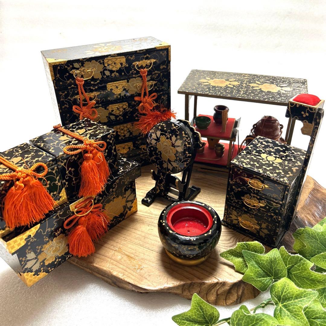 レトロ　木製雛道具　木製蒔絵雛人形道具　三荷揃　鏡台　針箱　台子　火鉢　雛祭り