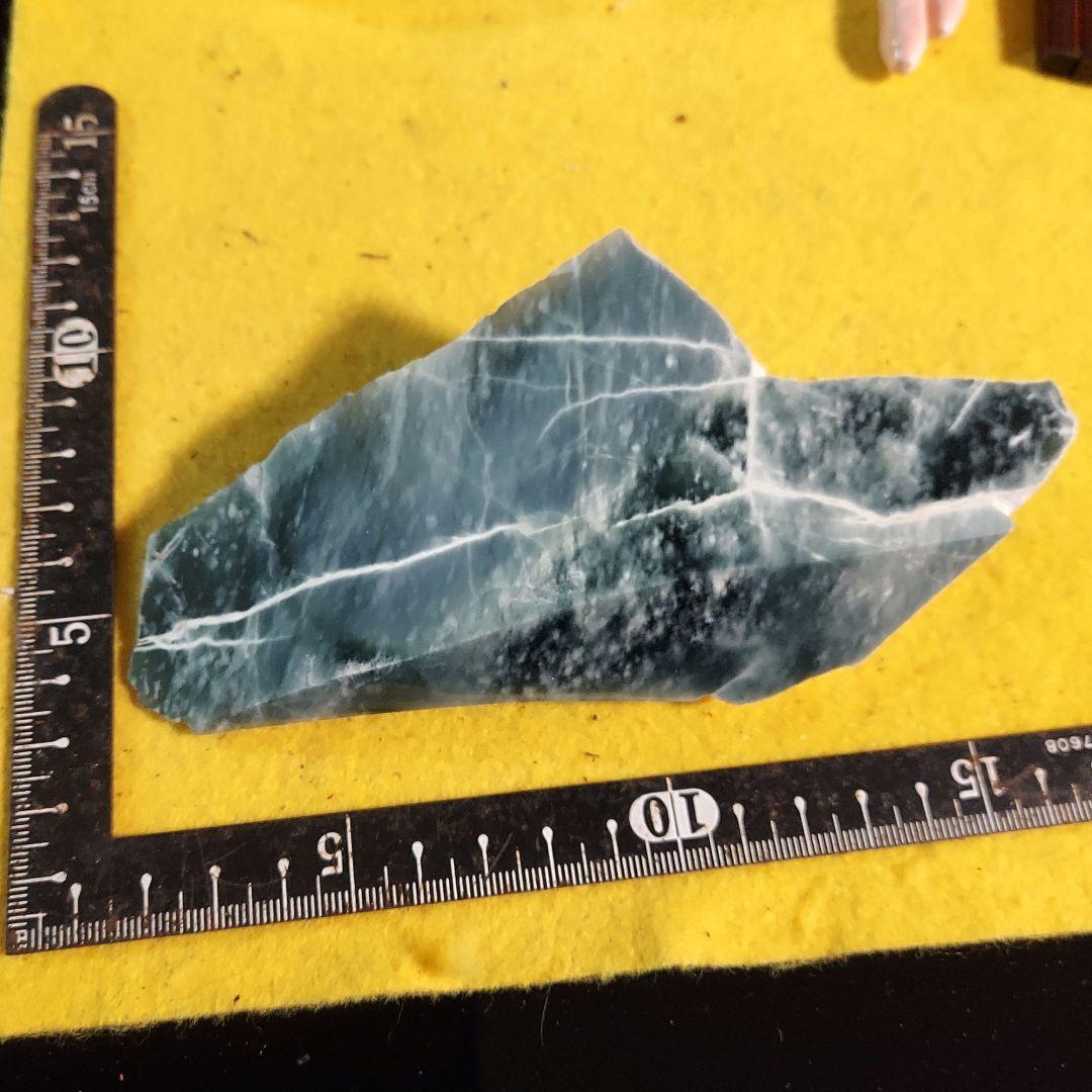 希少！産出量の少ない ブルーグリーンが綺麗なグアテマラ翡翠 原石多面磨き521