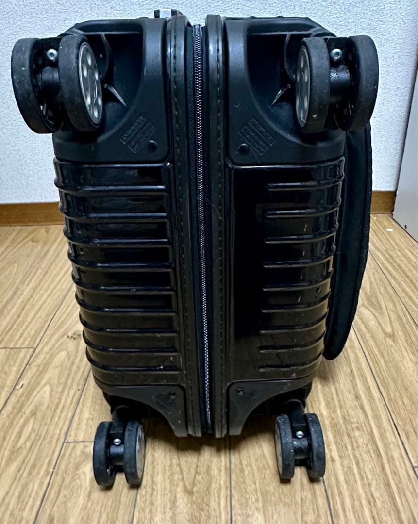 ブラックキャリーケース 4輪　リモワ