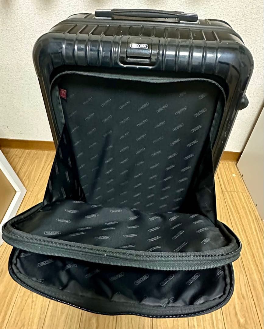 ブラックキャリーケース 4輪　リモワ