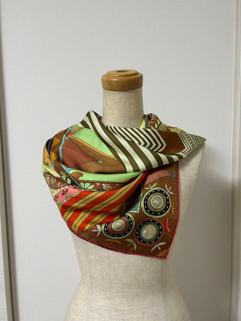 メル子　HERMES 幾何学模様 インドの花 シルクスカーフ 90cm