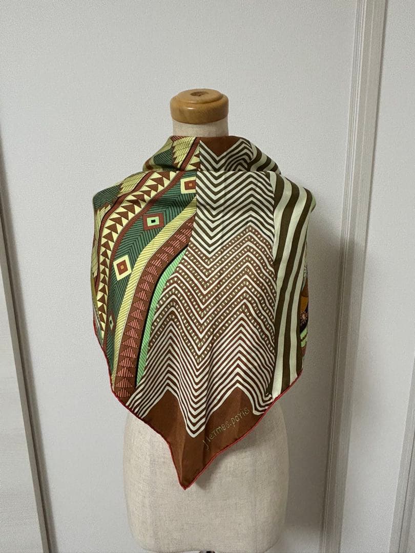 メル子　HERMES 幾何学模様 インドの花 シルクスカーフ 90cm