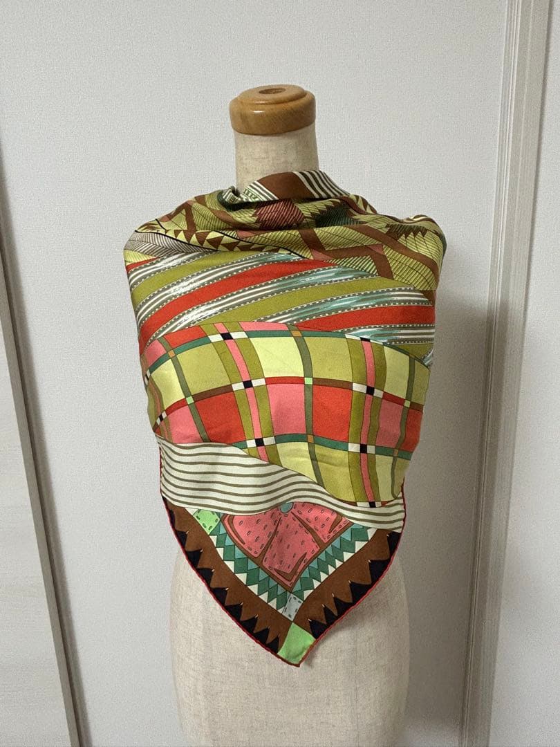 メル子　HERMES 幾何学模様 インドの花 シルクスカーフ 90cm